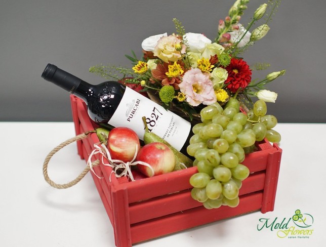 Композиция из фруктов с цветами и вином Фото
